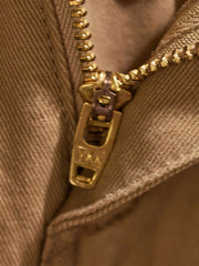 製品画像:紫タグが付いたワーク テーパードパンツの全体像。高品質な純銅YKKジッパーや金属ボタン、そしてしっかりとしたテーパードシルエットが際立ち、スタイリッシュで実用的なデザインが特徴のパンツを全体的に見せる展示画像。
詳細画像:紫タグが強調されたバックルベルトと隠しワークポケットのディテールクローズアップ。バックルベルト部分の調節機能と隠しポケットのディテールが、実用性とデザイン性を兼ね備えた特徴を詳しく見せる画像。