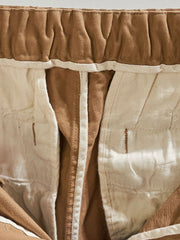 製品画像:紫タグが付いたワーク テーパードパンツの全体像。高品質な純銅YKKジッパーや金属ボタン、そしてしっかりとしたテーパードシルエットが際立ち、スタイリッシュで実用的なデザインが特徴のパンツを全体的に見せる展示画像。
詳細画像:紫タグが強調されたバックルベルトと隠しワークポケットのディテールクローズアップ。バックルベルト部分の調節機能と隠しポケットのディテールが、実用性とデザイン性を兼ね備えた特徴を詳しく見せる画像。