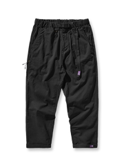 製品画像:紫タグが付いたワーク テーパードパンツの全体像。高品質な純銅YKKジッパーや金属ボタン、そしてしっかりとしたテーパードシルエットが際立ち、スタイリッシュで実用的なデザインが特徴のパンツを全体的に見せる展示画像。
詳細画像:紫タグが強調されたバックルベルトと隠しワークポケットのディテールクローズアップ。バックルベルト部分の調節機能と隠しポケットのディテールが、実用性とデザイン性を兼ね備えた特徴を詳しく見せる画像。