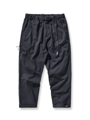 製品画像:紫タグが付いたワーク テーパードパンツの全体像。高品質な純銅YKKジッパーや金属ボタン、そしてしっかりとしたテーパードシルエットが際立ち、スタイリッシュで実用的なデザインが特徴のパンツを全体的に見せる展示画像。
詳細画像:紫タグが強調されたバックルベルトと隠しワークポケットのディテールクローズアップ。バックルベルト部分の調節機能と隠しポケットのディテールが、実用性とデザイン性を兼ね備えた特徴を詳しく見せる画像。