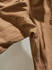 製品画像:紫タグが付いたワーク テーパードパンツの全体像。高品質な純銅YKKジッパーや金属ボタン、そしてしっかりとしたテーパードシルエットが際立ち、スタイリッシュで実用的なデザインが特徴のパンツを全体的に見せる展示画像。
詳細画像:紫タグが強調されたバックルベルトと隠しワークポケットのディテールクローズアップ。バックルベルト部分の調節機能と隠しポケットのディテールが、実用性とデザイン性を兼ね備えた特徴を詳しく見せる画像。