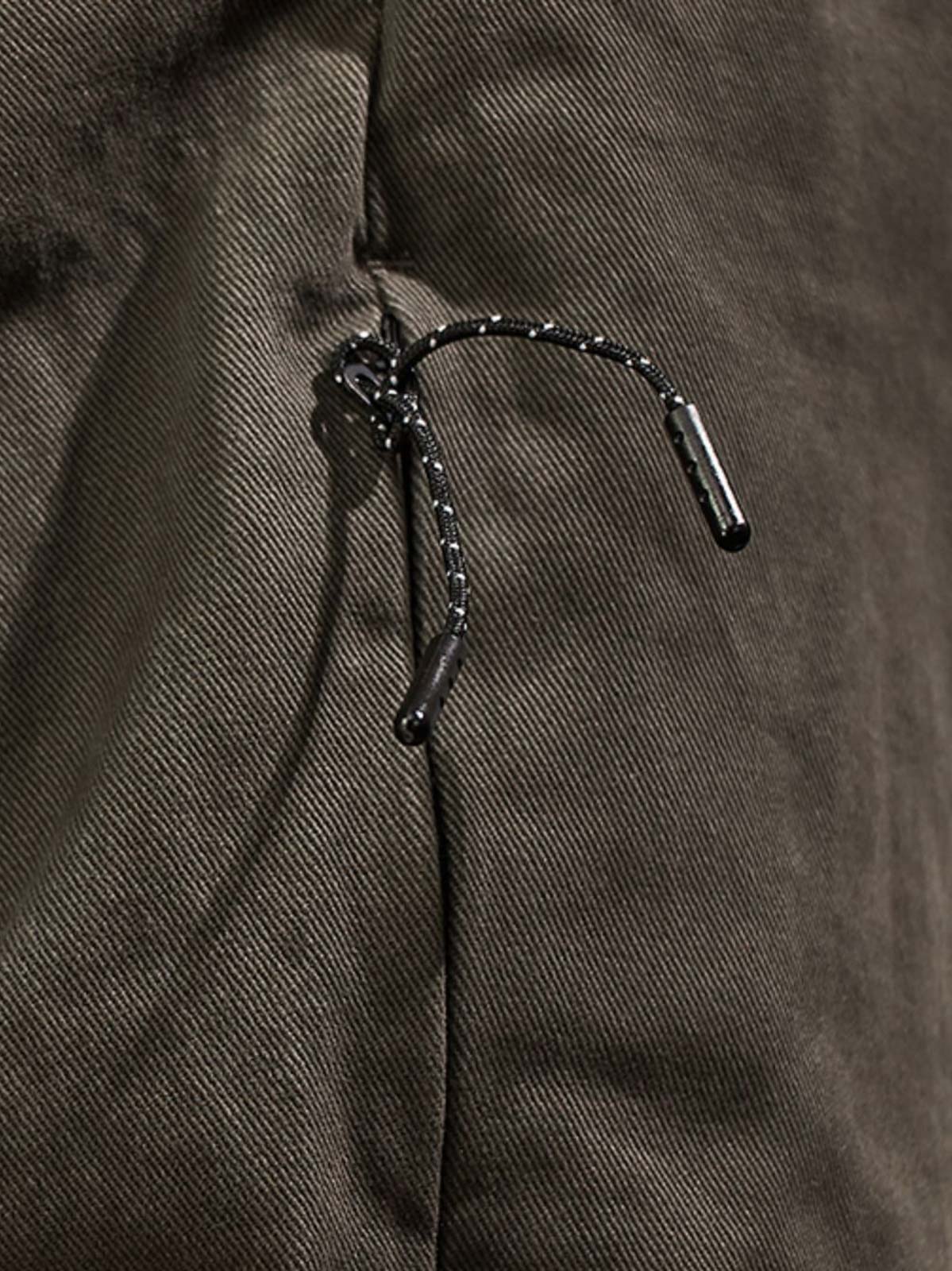 製品画像:紫タグが付いたワーク テーパードパンツの全体像。高品質な純銅YKKジッパーや金属ボタン、そしてしっかりとしたテーパードシルエットが際立ち、スタイリッシュで実用的なデザインが特徴のパンツを全体的に見せる展示画像。
詳細画像:紫タグが強調されたバックルベルトと隠しワークポケットのディテールクローズアップ。バックルベルト部分の調節機能と隠しポケットのディテールが、実用性とデザイン性を兼ね備えた特徴を詳しく見せる画像。