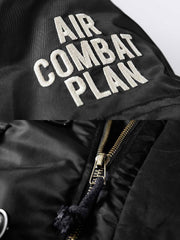 製品画像: 空中戦闘司令部シリーズのN3B中綿フライトジャケット全体を展示した画像。クラシックなミリタリーデザインの特徴が一目でわかる、保温性と防風性能を兼ね備えたジャケット。
詳細画像: アライグマ風の合成ファー襟とフライトエンブレムのディテールがクローズアップされた画像。襟の柔らかい質感とエンブレムのディテールが、ジャケットの軍旅スタイルを引き立てる。