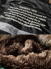 製品画像: 空中戦闘司令部シリーズのN3B中綿フライトジャケット全体を展示した画像。クラシックなミリタリーデザインの特徴が一目でわかる、保温性と防風性能を兼ね備えたジャケット。
詳細画像: アライグマ風の合成ファー襟とフライトエンブレムのディテールがクローズアップされた画像。襟の柔らかい質感とエンブレムのディテールが、ジャケットの軍旅スタイルを引き立てる。