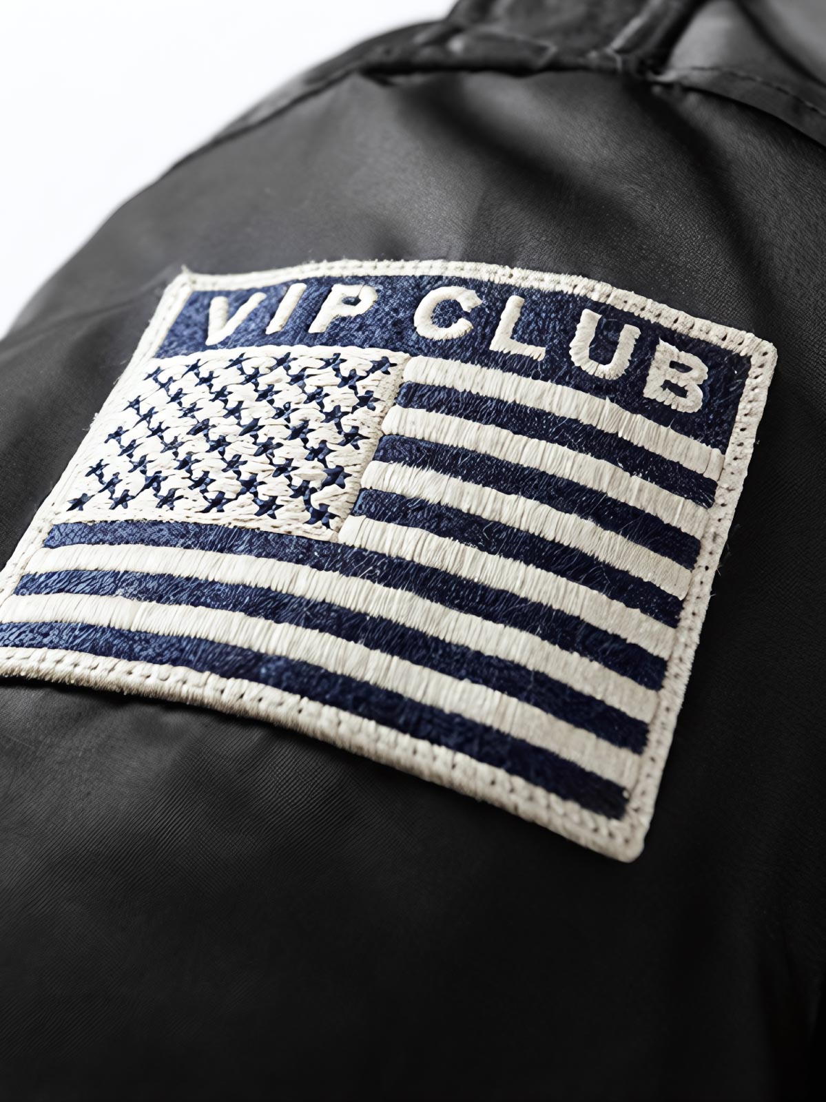 製品画像: 空中戦闘司令部シリーズのN3B中綿フライトジャケット全体を展示した画像。クラシックなミリタリーデザインの特徴が一目でわかる、保温性と防風性能を兼ね備えたジャケット。
詳細画像: アライグマ風の合成ファー襟とフライトエンブレムのディテールがクローズアップされた画像。襟の柔らかい質感とエンブレムのディテールが、ジャケットの軍旅スタイルを引き立てる。