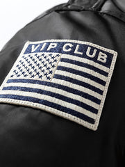 製品画像: 空中戦闘司令部シリーズのN3B中綿フライトジャケット全体を展示した画像。クラシックなミリタリーデザインの特徴が一目でわかる、保温性と防風性能を兼ね備えたジャケット。
詳細画像: アライグマ風の合成ファー襟とフライトエンブレムのディテールがクローズアップされた画像。襟の柔らかい質感とエンブレムのディテールが、ジャケットの軍旅スタイルを引き立てる。