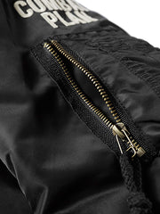 製品画像: 空中戦闘司令部シリーズのN3B中綿フライトジャケット全体を展示した画像。クラシックなミリタリーデザインの特徴が一目でわかる、保温性と防風性能を兼ね備えたジャケット。
詳細画像: アライグマ風の合成ファー襟とフライトエンブレムのディテールがクローズアップされた画像。襟の柔らかい質感とエンブレムのディテールが、ジャケットの軍旅スタイルを引き立てる。