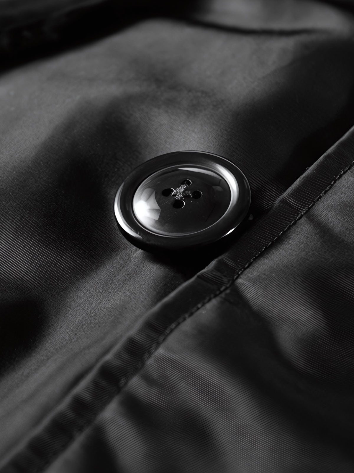 製品画像: 空中戦闘司令部シリーズのN3B中綿フライトジャケット全体を展示した画像。クラシックなミリタリーデザインの特徴が一目でわかる、保温性と防風性能を兼ね備えたジャケット。
詳細画像: アライグマ風の合成ファー襟とフライトエンブレムのディテールがクローズアップされた画像。襟の柔らかい質感とエンブレムのディテールが、ジャケットの軍旅スタイルを引き立てる。