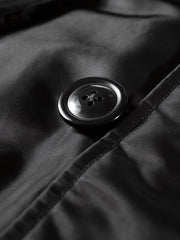 製品画像: 空中戦闘司令部シリーズのN3B中綿フライトジャケット全体を展示した画像。クラシックなミリタリーデザインの特徴が一目でわかる、保温性と防風性能を兼ね備えたジャケット。
詳細画像: アライグマ風の合成ファー襟とフライトエンブレムのディテールがクローズアップされた画像。襟の柔らかい質感とエンブレムのディテールが、ジャケットの軍旅スタイルを引き立てる。