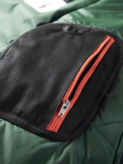 製品画像: 空中戦闘司令部シリーズのN3B中綿フライトジャケット全体を展示した画像。クラシックなミリタリーデザインの特徴が一目でわかる、保温性と防風性能を兼ね備えたジャケット。
詳細画像: アライグマ風の合成ファー襟とフライトエンブレムのディテールがクローズアップされた画像。襟の柔らかい質感とエンブレムのディテールが、ジャケットの軍旅スタイルを引き立てる。