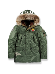 製品画像: 空中戦闘司令部シリーズのN3B中綿フライトジャケット全体を展示した画像。クラシックなミリタリーデザインの特徴が一目でわかる、保温性と防風性能を兼ね備えたジャケット。
詳細画像: アライグマ風の合成ファー襟とフライトエンブレムのディテールがクローズアップされた画像。襟の柔らかい質感とエンブレムのディテールが、ジャケットの軍旅スタイルを引き立てる。