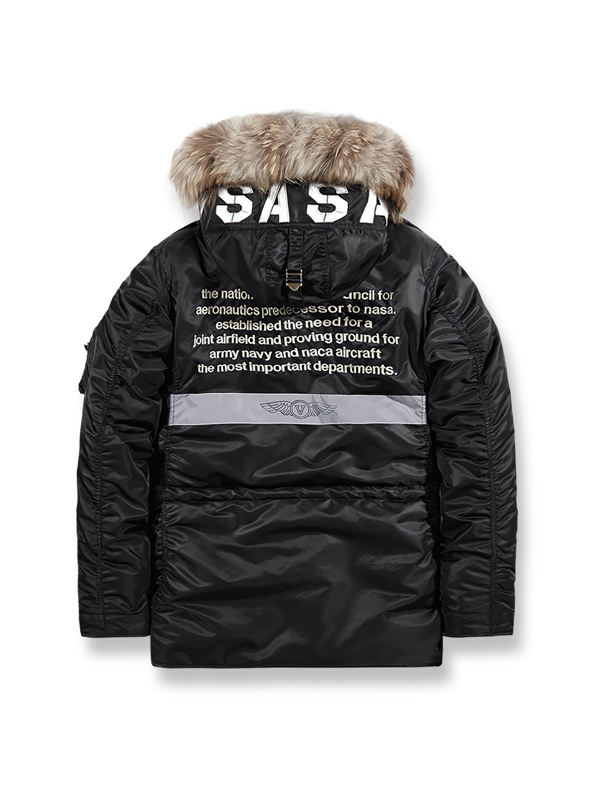 製品画像: 空中戦闘司令部シリーズのN3B中綿フライトジャケット全体を展示した画像。クラシックなミリタリーデザインの特徴が一目でわかる、保温性と防風性能を兼ね備えたジャケット。
詳細画像: アライグマ風の合成ファー襟とフライトエンブレムのディテールがクローズアップされた画像。襟の柔らかい質感とエンブレムのディテールが、ジャケットの軍旅スタイルを引き立てる。