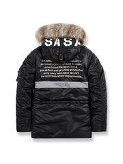 製品画像: 空中戦闘司令部シリーズのN3B中綿フライトジャケット全体を展示した画像。クラシックなミリタリーデザインの特徴が一目でわかる、保温性と防風性能を兼ね備えたジャケット。
詳細画像: アライグマ風の合成ファー襟とフライトエンブレムのディテールがクローズアップされた画像。襟の柔らかい質感とエンブレムのディテールが、ジャケットの軍旅スタイルを引き立てる。