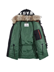 製品画像: 空中戦闘司令部シリーズのN3B中綿フライトジャケット全体を展示した画像。クラシックなミリタリーデザインの特徴が一目でわかる、保温性と防風性能を兼ね備えたジャケット。
詳細画像: アライグマ風の合成ファー襟とフライトエンブレムのディテールがクローズアップされた画像。襟の柔らかい質感とエンブレムのディテールが、ジャケットの軍旅スタイルを引き立てる。