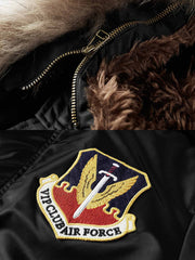 製品画像: 空中戦闘司令部シリーズのN3B中綿フライトジャケット全体を展示した画像。クラシックなミリタリーデザインの特徴が一目でわかる、保温性と防風性能を兼ね備えたジャケット。
詳細画像: アライグマ風の合成ファー襟とフライトエンブレムのディテールがクローズアップされた画像。襟の柔らかい質感とエンブレムのディテールが、ジャケットの軍旅スタイルを引き立てる。