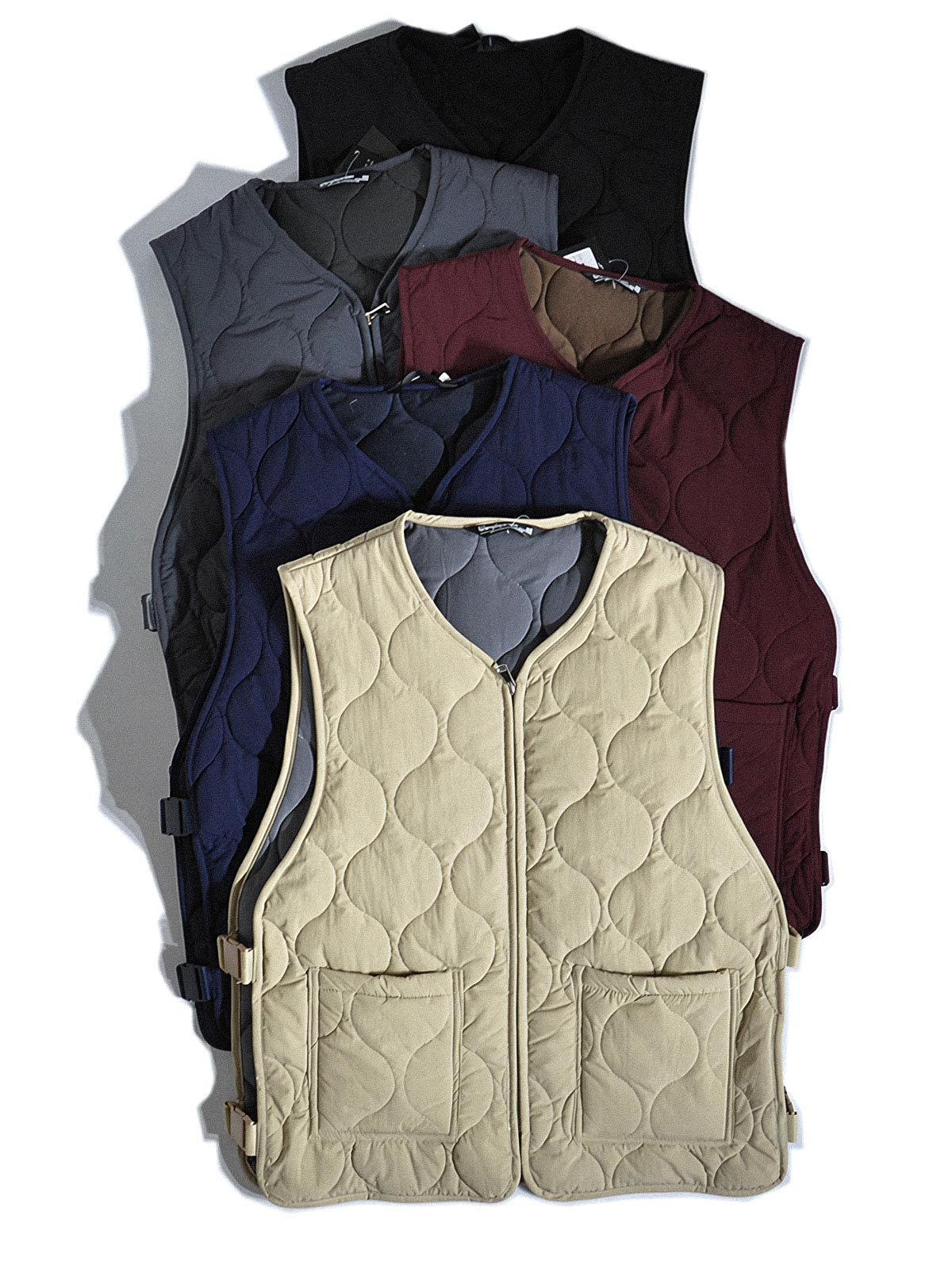 製品画像:
軽量で高密度撥水素材を使用したアウトドアスタイルのキルティングインサレーションベスト、波模様のキルティングデザインと大容量ワークポケット付き
詳細画像:
波模様のキルティングデザイン、細部にこだわった高密度撥水素材、内側の起毛素材とバックル開きディテールのクローズアップ