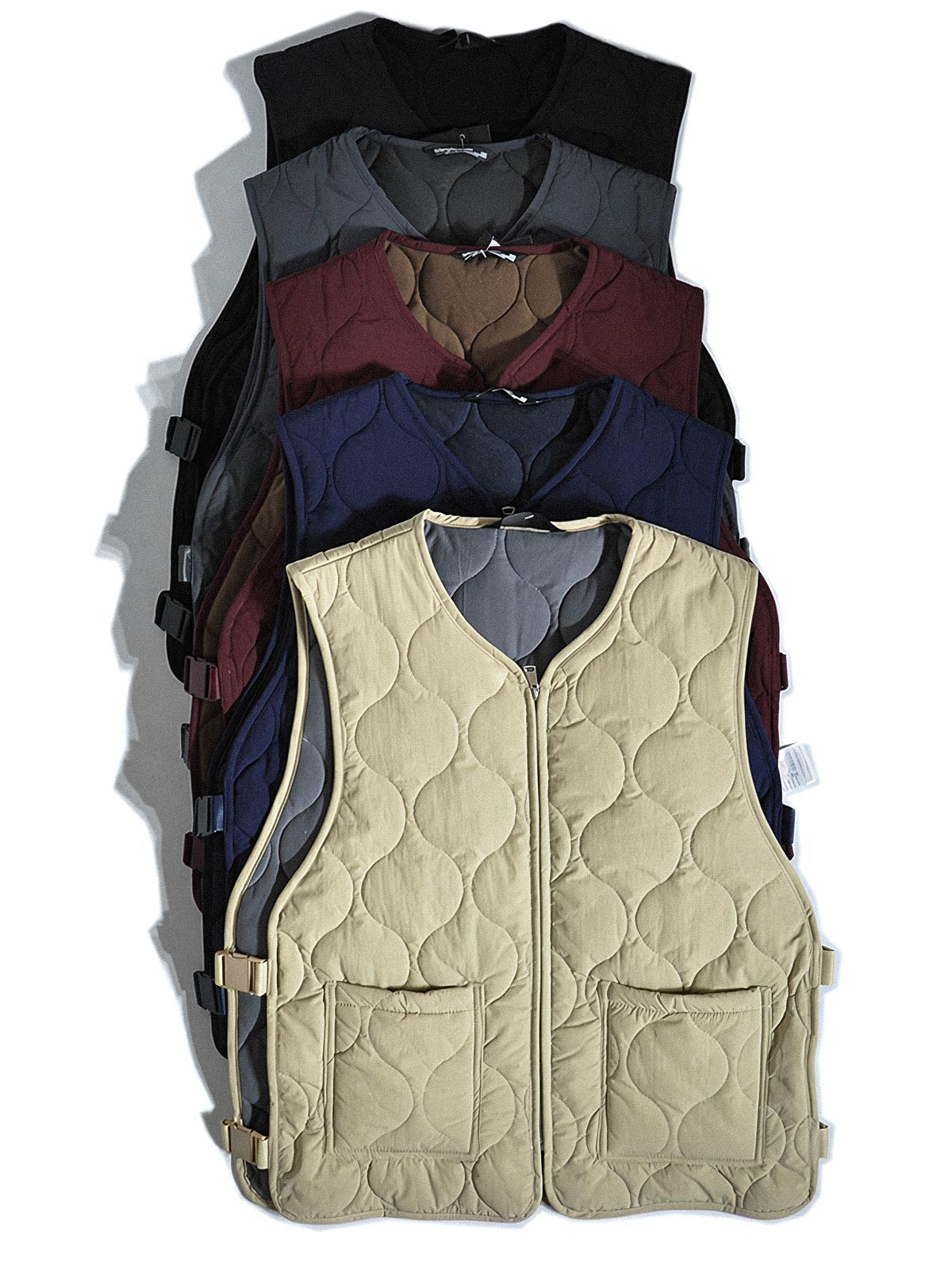 製品画像:
軽量で高密度撥水素材を使用したアウトドアスタイルのキルティングインサレーションベスト、波模様のキルティングデザインと大容量ワークポケット付き
詳細画像:
波模様のキルティングデザイン、細部にこだわった高密度撥水素材、内側の起毛素材とバックル開きディテールのクローズアップ