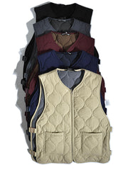 製品画像:
軽量で高密度撥水素材を使用したアウトドアスタイルのキルティングインサレーションベスト、波模様のキルティングデザインと大容量ワークポケット付き
詳細画像:
波模様のキルティングデザイン、細部にこだわった高密度撥水素材、内側の起毛素材とバックル開きディテールのクローズアップ