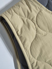 製品画像:
軽量で高密度撥水素材を使用したアウトドアスタイルのキルティングインサレーションベスト、波模様のキルティングデザインと大容量ワークポケット付き
詳細画像:
波模様のキルティングデザイン、細部にこだわった高密度撥水素材、内側の起毛素材とバックル開きディテールのクローズアップ