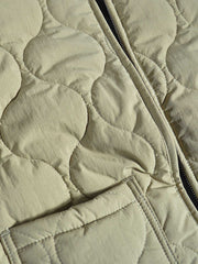 製品画像:
軽量で高密度撥水素材を使用したアウトドアスタイルのキルティングインサレーションベスト、波模様のキルティングデザインと大容量ワークポケット付き
詳細画像:
波模様のキルティングデザイン、細部にこだわった高密度撥水素材、内側の起毛素材とバックル開きディテールのクローズアップ