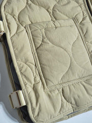 製品画像:
軽量で高密度撥水素材を使用したアウトドアスタイルのキルティングインサレーションベスト、波模様のキルティングデザインと大容量ワークポケット付き
詳細画像:
波模様のキルティングデザイン、細部にこだわった高密度撥水素材、内側の起毛素材とバックル開きディテールのクローズアップ