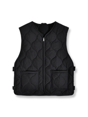 製品画像:
軽量で高密度撥水素材を使用したアウトドアスタイルのキルティングインサレーションベスト、波模様のキルティングデザインと大容量ワークポケット付き
詳細画像:
波模様のキルティングデザイン、細部にこだわった高密度撥水素材、内側の起毛素材とバックル開きディテールのクローズアップ