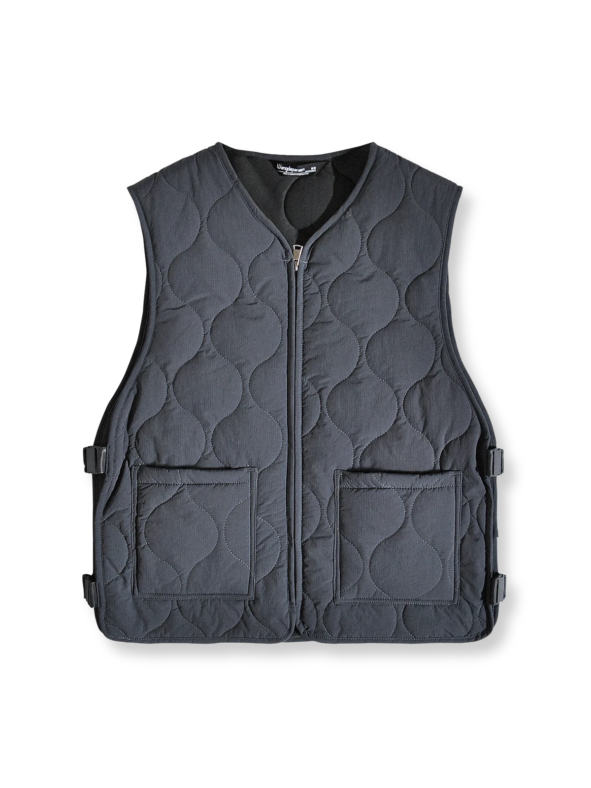 製品画像:
軽量で高密度撥水素材を使用したアウトドアスタイルのキルティングインサレーションベスト、波模様のキルティングデザインと大容量ワークポケット付き
詳細画像:
波模様のキルティングデザイン、細部にこだわった高密度撥水素材、内側の起毛素材とバックル開きディテールのクローズアップ