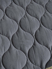 製品画像:
軽量で高密度撥水素材を使用したアウトドアスタイルのキルティングインサレーションベスト、波模様のキルティングデザインと大容量ワークポケット付き
詳細画像:
波模様のキルティングデザイン、細部にこだわった高密度撥水素材、内側の起毛素材とバックル開きディテールのクローズアップ