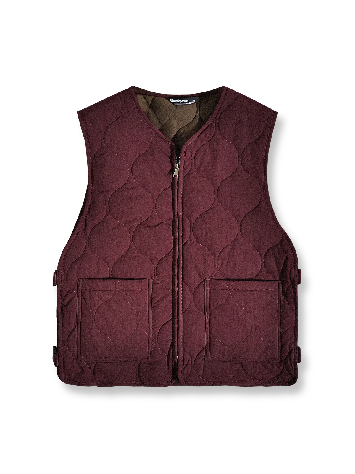 製品画像:
軽量で高密度撥水素材を使用したアウトドアスタイルのキルティングインサレーションベスト、波模様のキルティングデザインと大容量ワークポケット付き
詳細画像:
波模様のキルティングデザイン、細部にこだわった高密度撥水素材、内側の起毛素材とバックル開きディテールのクローズアップ