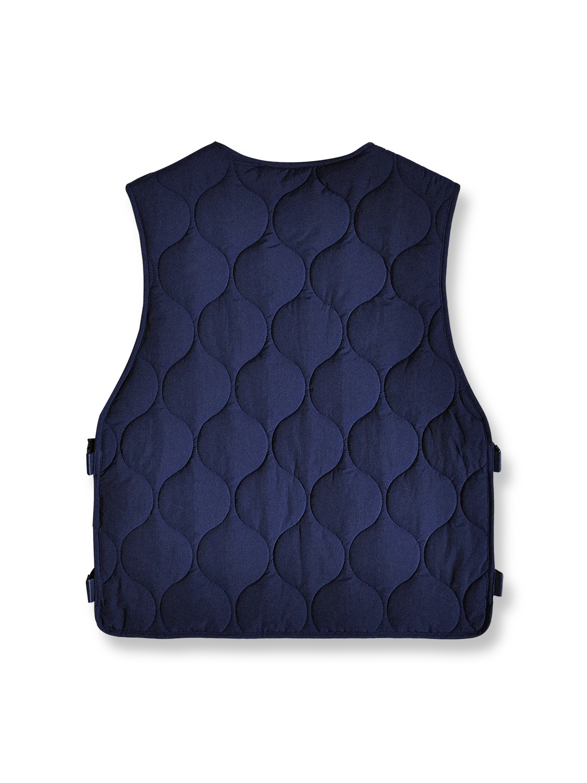 製品画像:
軽量で高密度撥水素材を使用したアウトドアスタイルのキルティングインサレーションベスト、波模様のキルティングデザインと大容量ワークポケット付き
詳細画像:
波模様のキルティングデザイン、細部にこだわった高密度撥水素材、内側の起毛素材とバックル開きディテールのクローズアップ