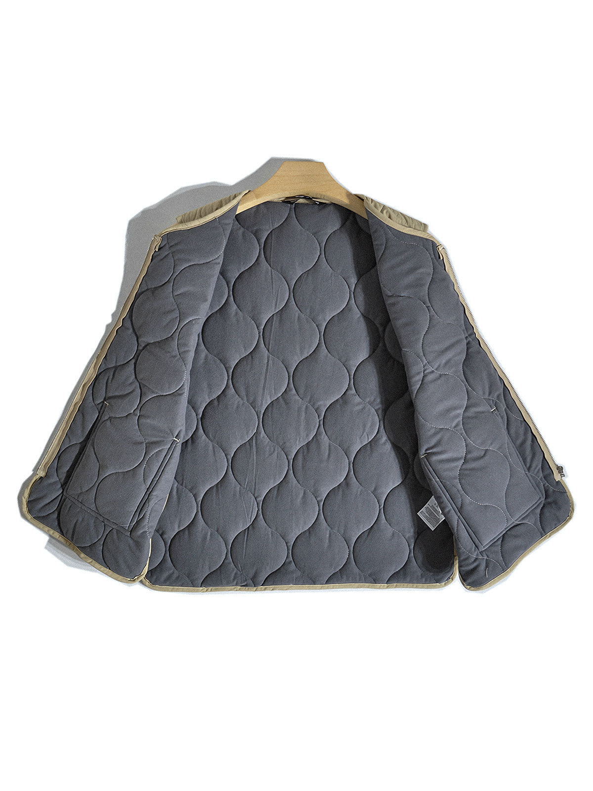 製品画像:
軽量で高密度撥水素材を使用したアウトドアスタイルのキルティングインサレーションベスト、波模様のキルティングデザインと大容量ワークポケット付き
詳細画像:
波模様のキルティングデザイン、細部にこだわった高密度撥水素材、内側の起毛素材とバックル開きディテールのクローズアップ