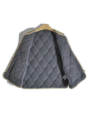 製品画像:
軽量で高密度撥水素材を使用したアウトドアスタイルのキルティングインサレーションベスト、波模様のキルティングデザインと大容量ワークポケット付き
詳細画像:
波模様のキルティングデザイン、細部にこだわった高密度撥水素材、内側の起毛素材とバックル開きディテールのクローズアップ