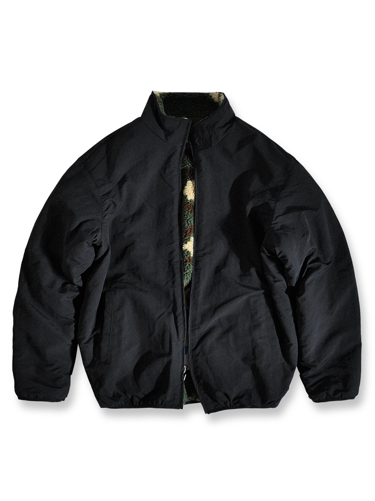 製品画像:
リバーシブルフェイクシアリング中綿ジャケット、アウトドア素材と民族風フェイクシアリングデザインを融合、秋冬の実用的で暖かいアイテム
詳細画像:
民族風フェイクシアリング素材と高密度アウトドア素材のディテールクローズアップ、防風性とデザイン性を兼ね備えたリバーシブルジャケット