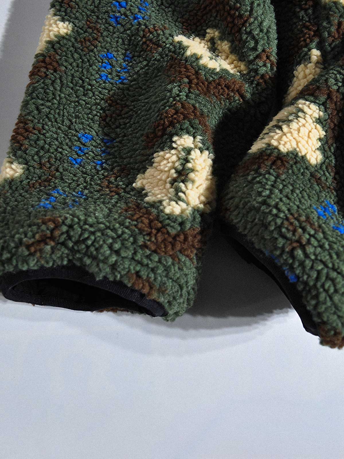 製品画像:
リバーシブルフェイクシアリング中綿ジャケット、アウトドア素材と民族風フェイクシアリングデザインを融合、秋冬の実用的で暖かいアイテム
詳細画像:
民族風フェイクシアリング素材と高密度アウトドア素材のディテールクローズアップ、防風性とデザイン性を兼ね備えたリバーシブルジャケット