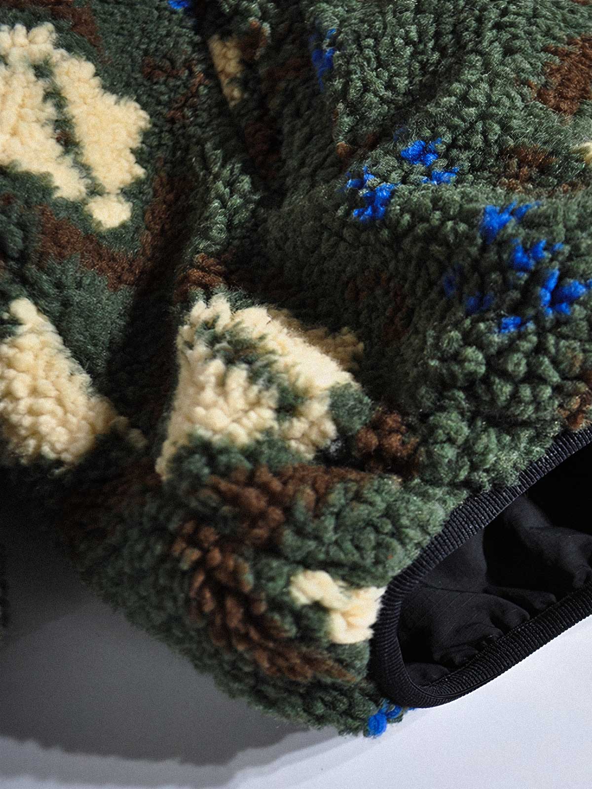 製品画像:
リバーシブルフェイクシアリング中綿ジャケット、アウトドア素材と民族風フェイクシアリングデザインを融合、秋冬の実用的で暖かいアイテム
詳細画像:
民族風フェイクシアリング素材と高密度アウトドア素材のディテールクローズアップ、防風性とデザイン性を兼ね備えたリバーシブルジャケット