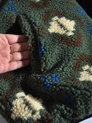 製品画像:
リバーシブルフェイクシアリング中綿ジャケット、アウトドア素材と民族風フェイクシアリングデザインを融合、秋冬の実用的で暖かいアイテム
詳細画像:
民族風フェイクシアリング素材と高密度アウトドア素材のディテールクローズアップ、防風性とデザイン性を兼ね備えたリバーシブルジャケット