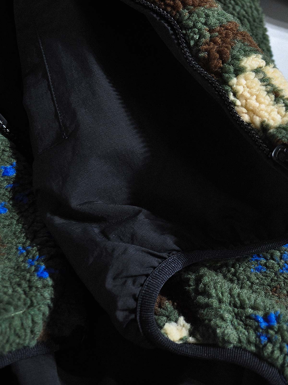 製品画像:
リバーシブルフェイクシアリング中綿ジャケット、アウトドア素材と民族風フェイクシアリングデザインを融合、秋冬の実用的で暖かいアイテム
詳細画像:
民族風フェイクシアリング素材と高密度アウトドア素材のディテールクローズアップ、防風性とデザイン性を兼ね備えたリバーシブルジャケット