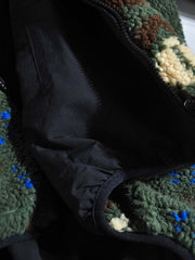 製品画像:
リバーシブルフェイクシアリング中綿ジャケット、アウトドア素材と民族風フェイクシアリングデザインを融合、秋冬の実用的で暖かいアイテム
詳細画像:
民族風フェイクシアリング素材と高密度アウトドア素材のディテールクローズアップ、防風性とデザイン性を兼ね備えたリバーシブルジャケット