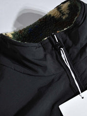 製品画像:
リバーシブルフェイクシアリング中綿ジャケット、アウトドア素材と民族風フェイクシアリングデザインを融合、秋冬の実用的で暖かいアイテム
詳細画像:
民族風フェイクシアリング素材と高密度アウトドア素材のディテールクローズアップ、防風性とデザイン性を兼ね備えたリバーシブルジャケット