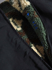 製品画像:
リバーシブルフェイクシアリング中綿ジャケット、アウトドア素材と民族風フェイクシアリングデザインを融合、秋冬の実用的で暖かいアイテム
詳細画像:
民族風フェイクシアリング素材と高密度アウトドア素材のディテールクローズアップ、防風性とデザイン性を兼ね備えたリバーシブルジャケット