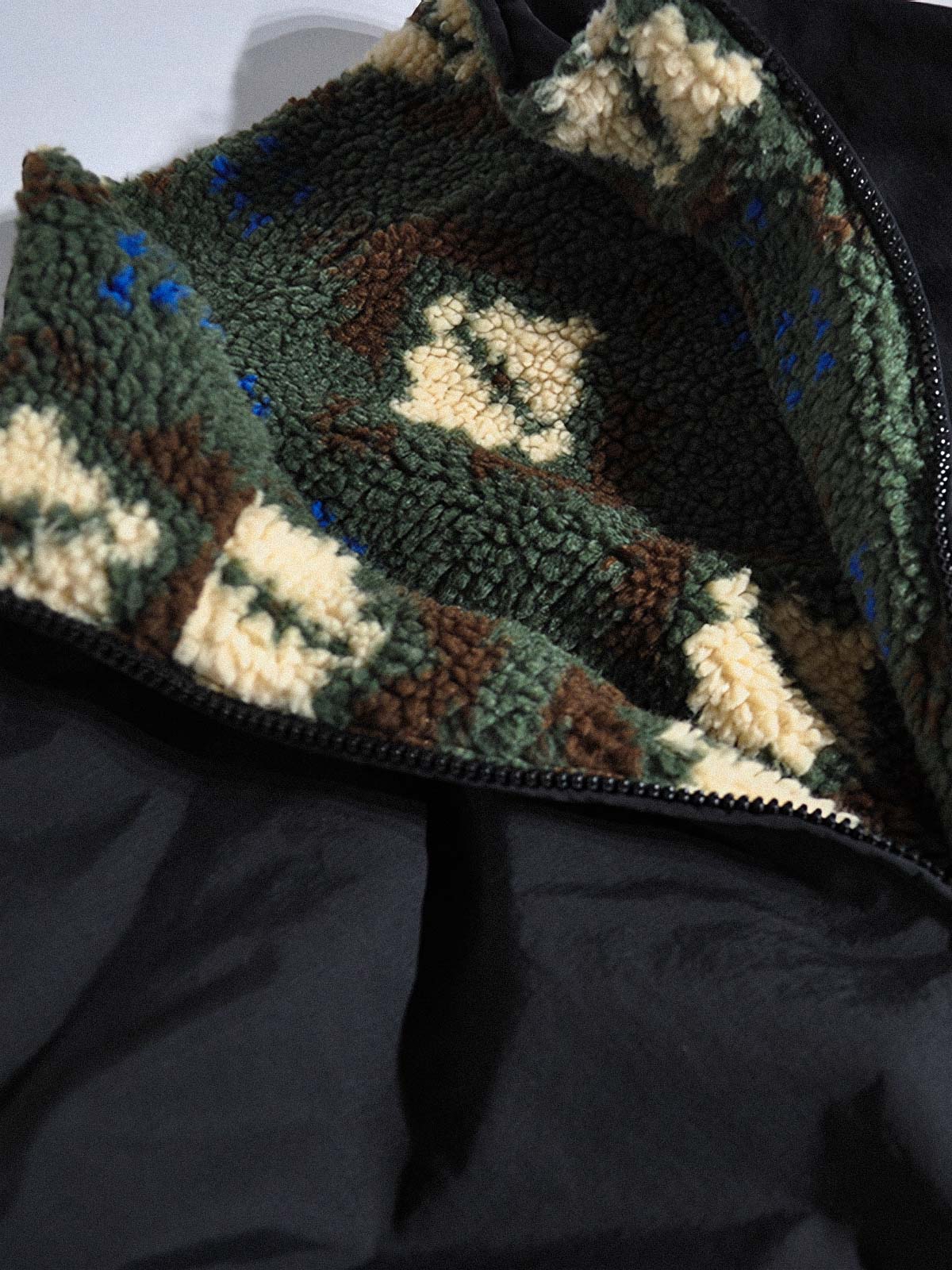 製品画像:
リバーシブルフェイクシアリング中綿ジャケット、アウトドア素材と民族風フェイクシアリングデザインを融合、秋冬の実用的で暖かいアイテム
詳細画像:
民族風フェイクシアリング素材と高密度アウトドア素材のディテールクローズアップ、防風性とデザイン性を兼ね備えたリバーシブルジャケット