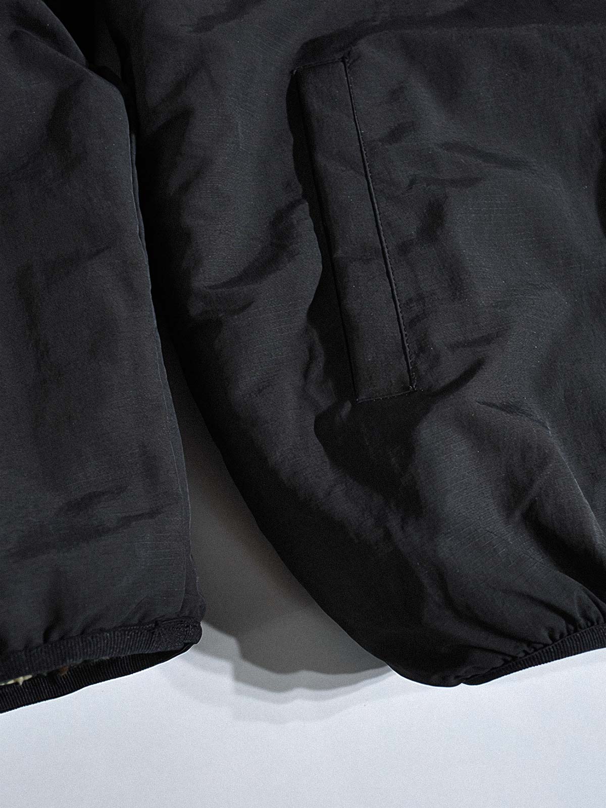 製品画像:
リバーシブルフェイクシアリング中綿ジャケット、アウトドア素材と民族風フェイクシアリングデザインを融合、秋冬の実用的で暖かいアイテム
詳細画像:
民族風フェイクシアリング素材と高密度アウトドア素材のディテールクローズアップ、防風性とデザイン性を兼ね備えたリバーシブルジャケット