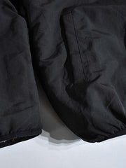 製品画像:
リバーシブルフェイクシアリング中綿ジャケット、アウトドア素材と民族風フェイクシアリングデザインを融合、秋冬の実用的で暖かいアイテム
詳細画像:
民族風フェイクシアリング素材と高密度アウトドア素材のディテールクローズアップ、防風性とデザイン性を兼ね備えたリバーシブルジャケット