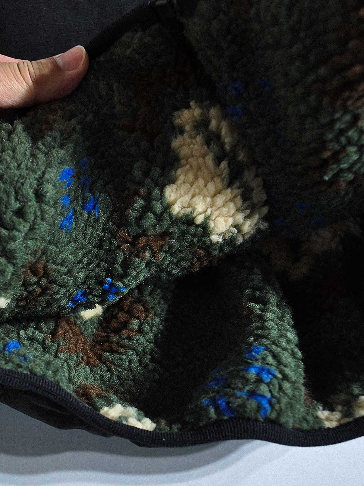 製品画像:
リバーシブルフェイクシアリング中綿ジャケット、アウトドア素材と民族風フェイクシアリングデザインを融合、秋冬の実用的で暖かいアイテム
詳細画像:
民族風フェイクシアリング素材と高密度アウトドア素材のディテールクローズアップ、防風性とデザイン性を兼ね備えたリバーシブルジャケット