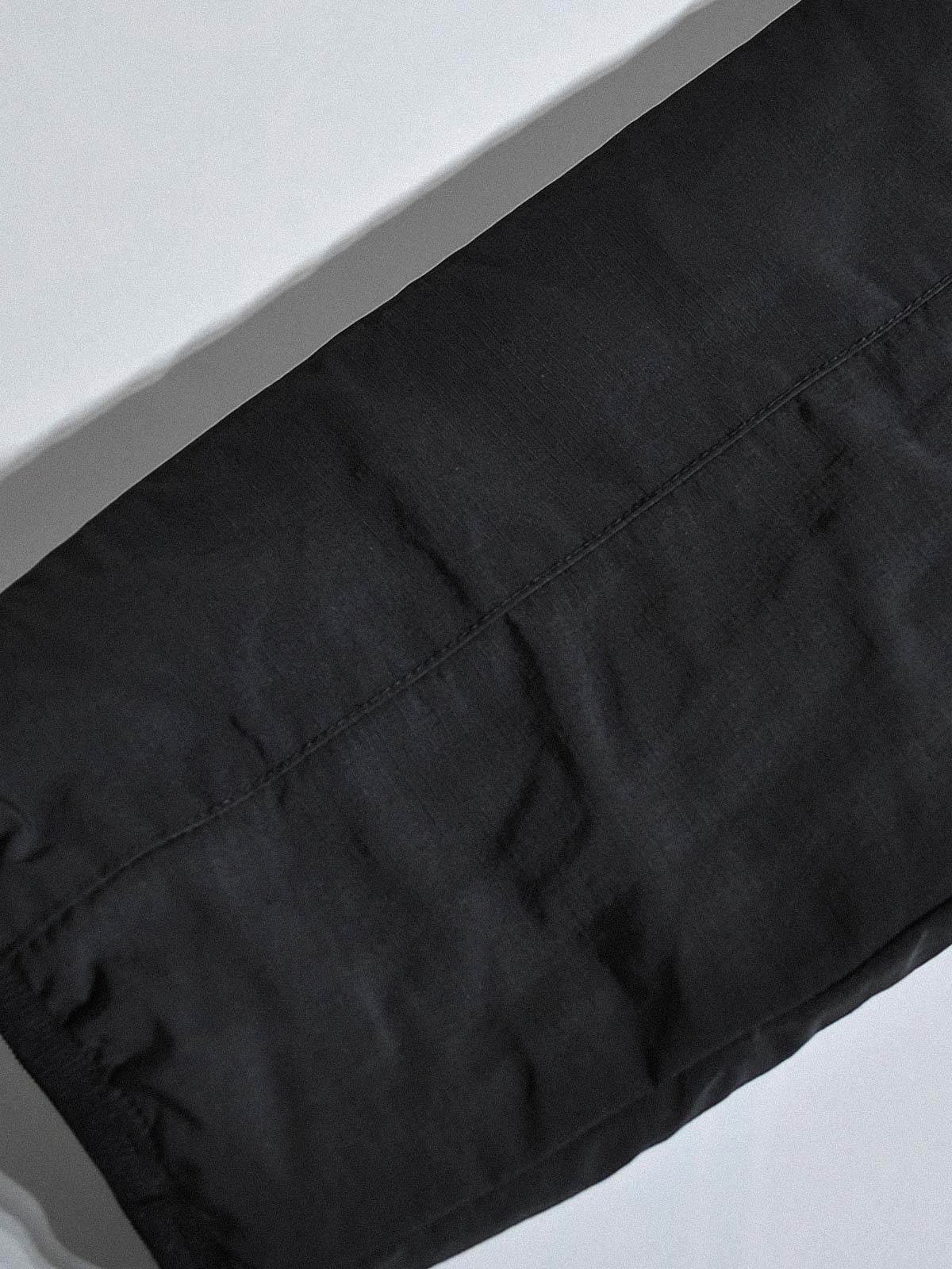 製品画像:
リバーシブルフェイクシアリング中綿ジャケット、アウトドア素材と民族風フェイクシアリングデザインを融合、秋冬の実用的で暖かいアイテム
詳細画像:
民族風フェイクシアリング素材と高密度アウトドア素材のディテールクローズアップ、防風性とデザイン性を兼ね備えたリバーシブルジャケット