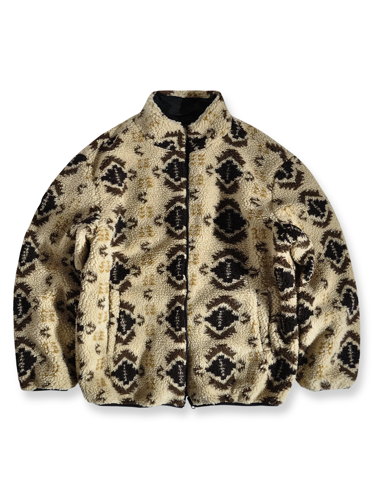 製品画像:
リバーシブルフェイクシアリング中綿ジャケット、アウトドア素材と民族風フェイクシアリングデザインを融合、秋冬の実用的で暖かいアイテム
詳細画像:
民族風フェイクシアリング素材と高密度アウトドア素材のディテールクローズアップ、防風性とデザイン性を兼ね備えたリバーシブルジャケット