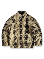 製品画像:
リバーシブルフェイクシアリング中綿ジャケット、アウトドア素材と民族風フェイクシアリングデザインを融合、秋冬の実用的で暖かいアイテム
詳細画像:
民族風フェイクシアリング素材と高密度アウトドア素材のディテールクローズアップ、防風性とデザイン性を兼ね備えたリバーシブルジャケット