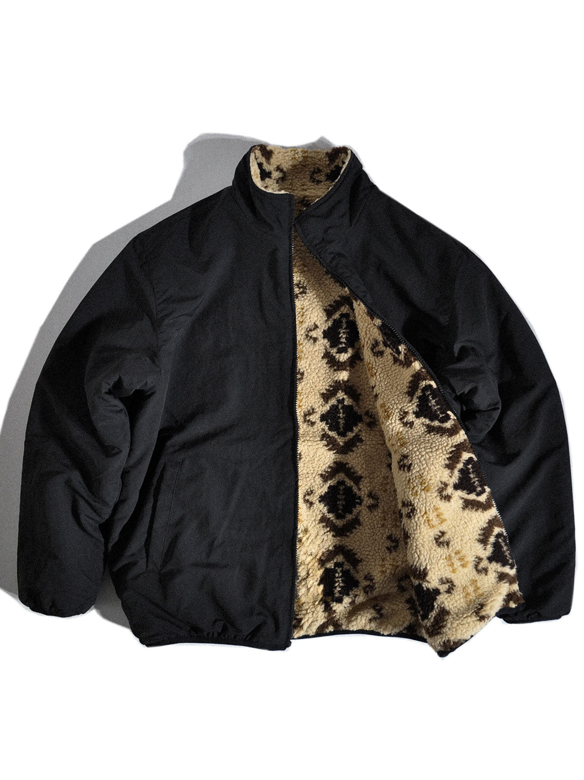 製品画像:
リバーシブルフェイクシアリング中綿ジャケット、アウトドア素材と民族風フェイクシアリングデザインを融合、秋冬の実用的で暖かいアイテム
詳細画像:
民族風フェイクシアリング素材と高密度アウトドア素材のディテールクローズアップ、防風性とデザイン性を兼ね備えたリバーシブルジャケット