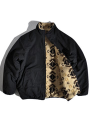 製品画像:
リバーシブルフェイクシアリング中綿ジャケット、アウトドア素材と民族風フェイクシアリングデザインを融合、秋冬の実用的で暖かいアイテム
詳細画像:
民族風フェイクシアリング素材と高密度アウトドア素材のディテールクローズアップ、防風性とデザイン性を兼ね備えたリバーシブルジャケット