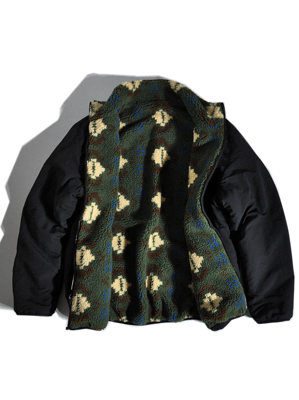 製品画像:
リバーシブルフェイクシアリング中綿ジャケット、アウトドア素材と民族風フェイクシアリングデザインを融合、秋冬の実用的で暖かいアイテム
詳細画像:
民族風フェイクシアリング素材と高密度アウトドア素材のディテールクローズアップ、防風性とデザイン性を兼ね備えたリバーシブルジャケット